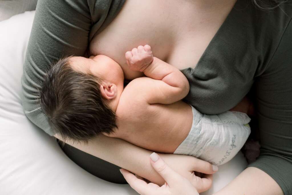 demonstration of cradle nursing position 